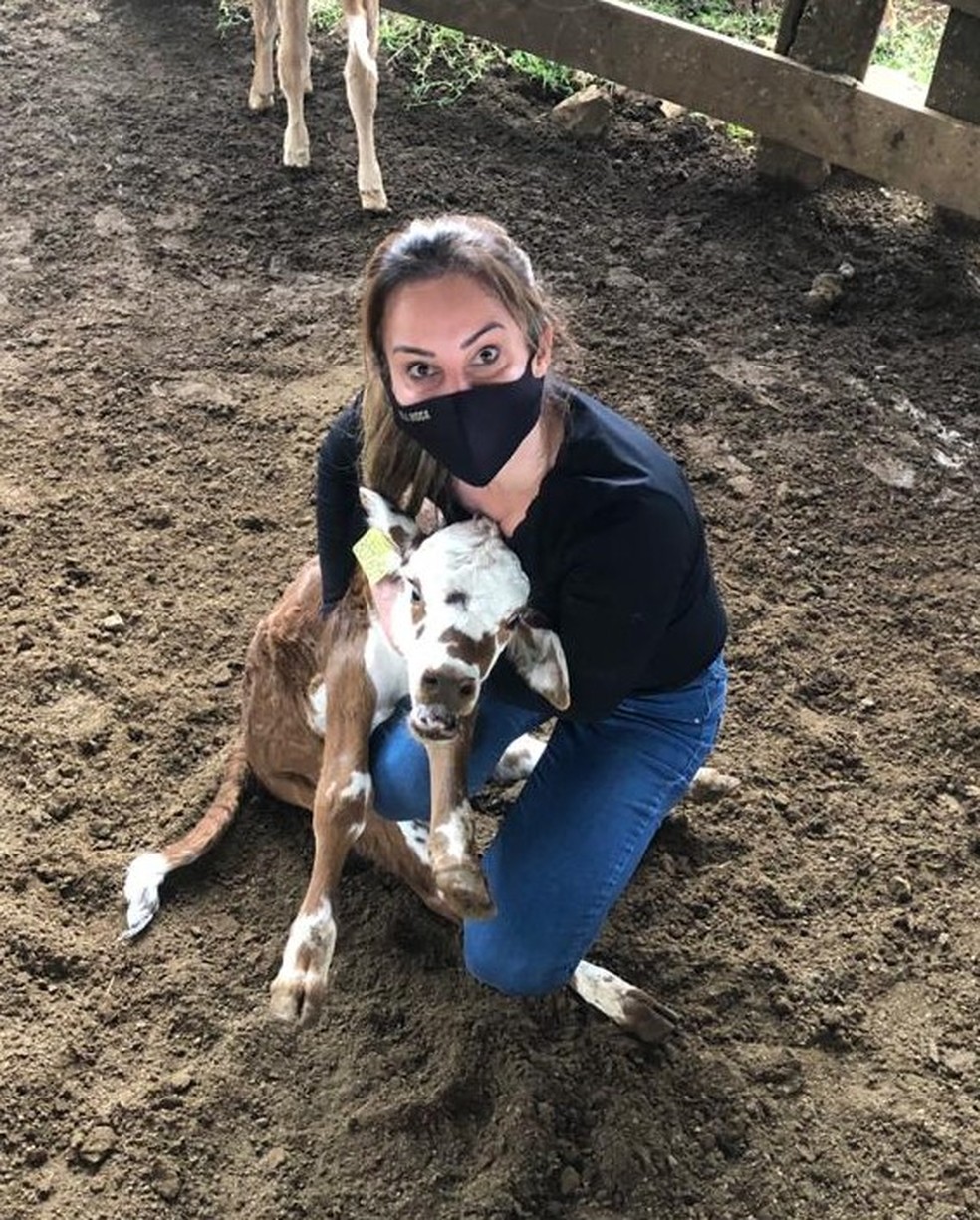 Juliane Silvestri Beltrame conta que se apaixonou pelo campo e pelos animais. — Foto: Arquivo pessoal