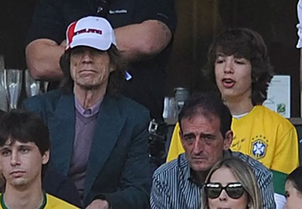 Mick Jagger e Lucas assistiram ao jogo Brasil X Alemanha na terça-feira (8) (Foto: getty images)