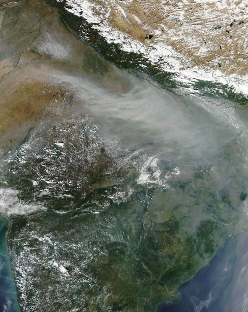 A fumaça da queima de plantações no outono é visível do espaço, cobrindo faixas do norte da Índia (Foto: NASA via BBC News)