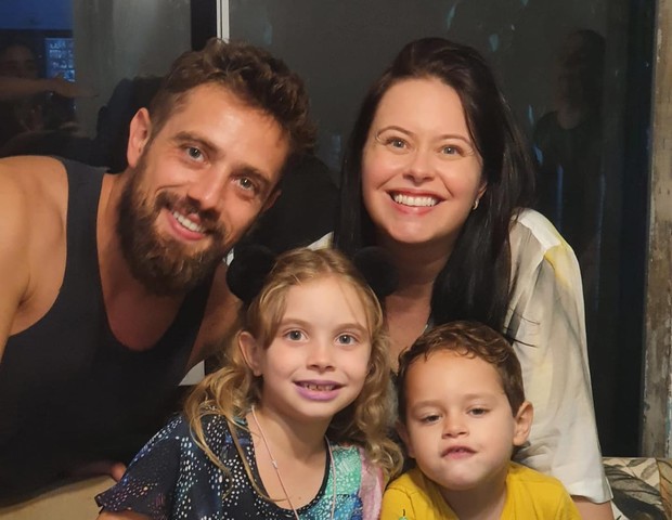 Rafael Cardoso e Mari Bridi com os filhos, Aurora e Valentim (Foto: Reprodução/Instagram)
