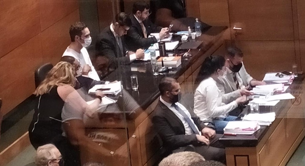Dr. Jairinho e Monique, réus pela morte de Henry Borel, ficam em fileiras diferentes em audiência de instrução no Tribunal do Júri — Foto: Henrique Coelho/g1