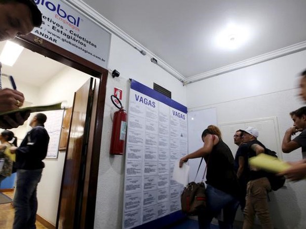 Pessoas preenchendo vagas de emprego em agência em São Paulo. (Foto: REUTERS/Paulo Whitaker)