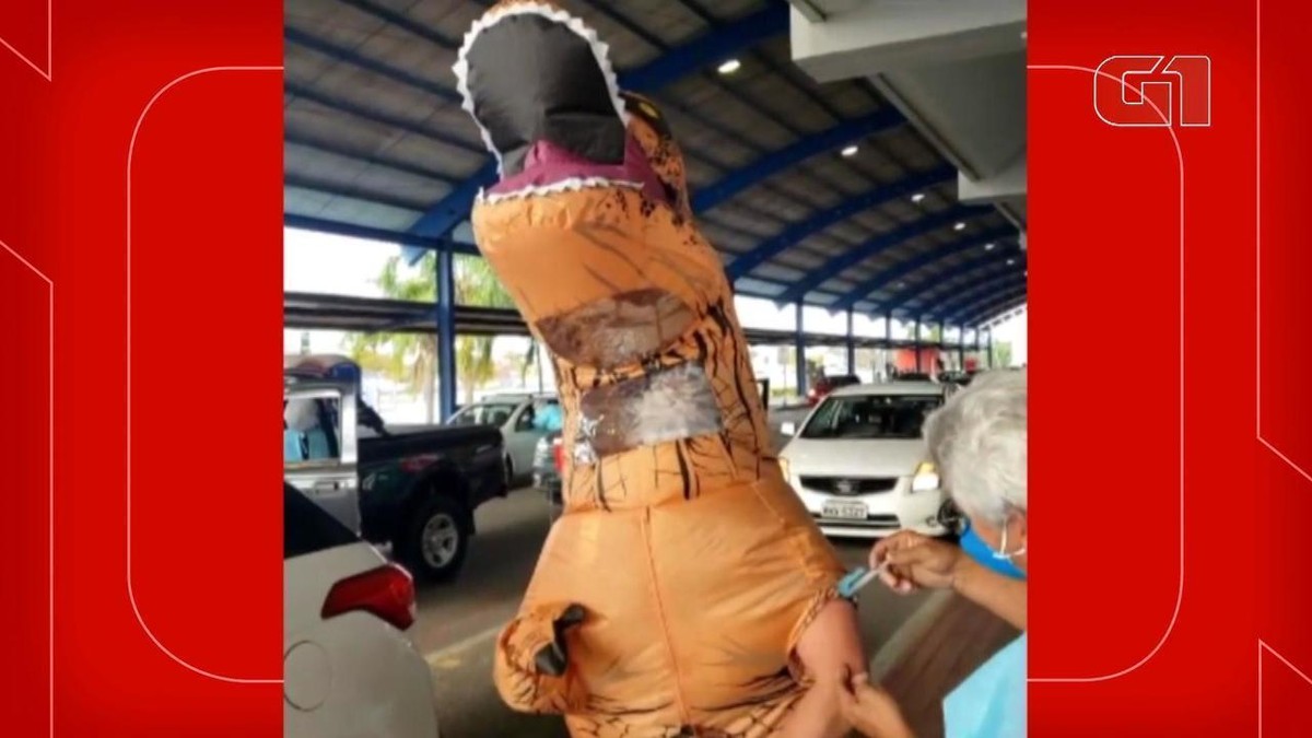 Morador de Florianópolis se vacina contra a Covid-19 fantasiado de 'Bucicassauro' - Vimarsana News