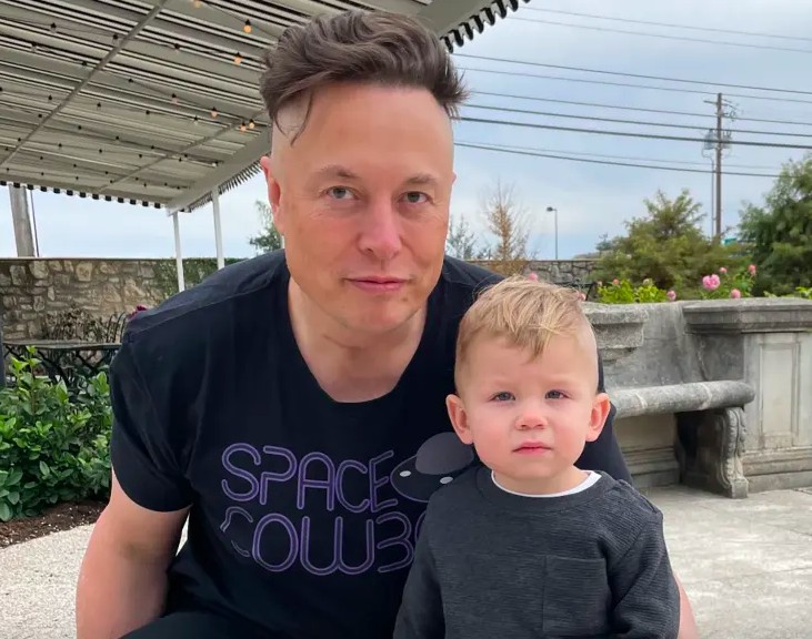 O bilionário Elon Musk com o filho X AE A-XII (Foto: Twitter)