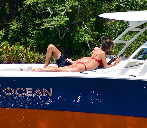 Alessandra Ambrosio faz passeio de barco em Florianópolis (Foto: Agnews)