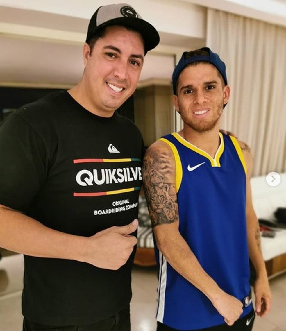 Cuellar recebeu o tatuador Gustavo no &uacute;ltimo fim de semana &mdash; Foto: GloboEsporte.com
