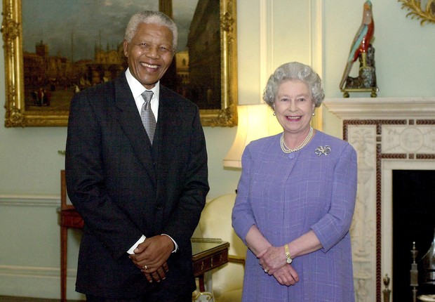 O então presidente de África do Sul, Nelson Mandela, foi recebido para um chá no Buckingham Palace com a rainha (Foto: Ken Goff/Getty Images)