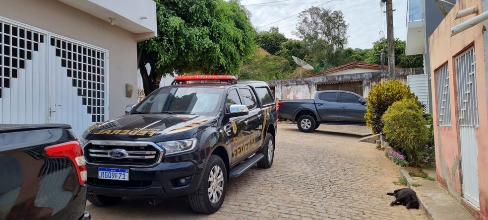 Operação da PF cumpre mandados de busca e apreensão em Delmiro Gouveia — Foto: Ascom/PF