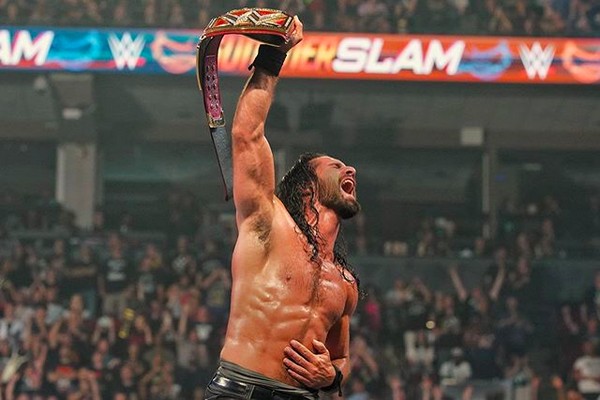 O lutador de luta livre Seth Rollins com seu cinturão de campeão da organização WWE (Foto: Instagram)