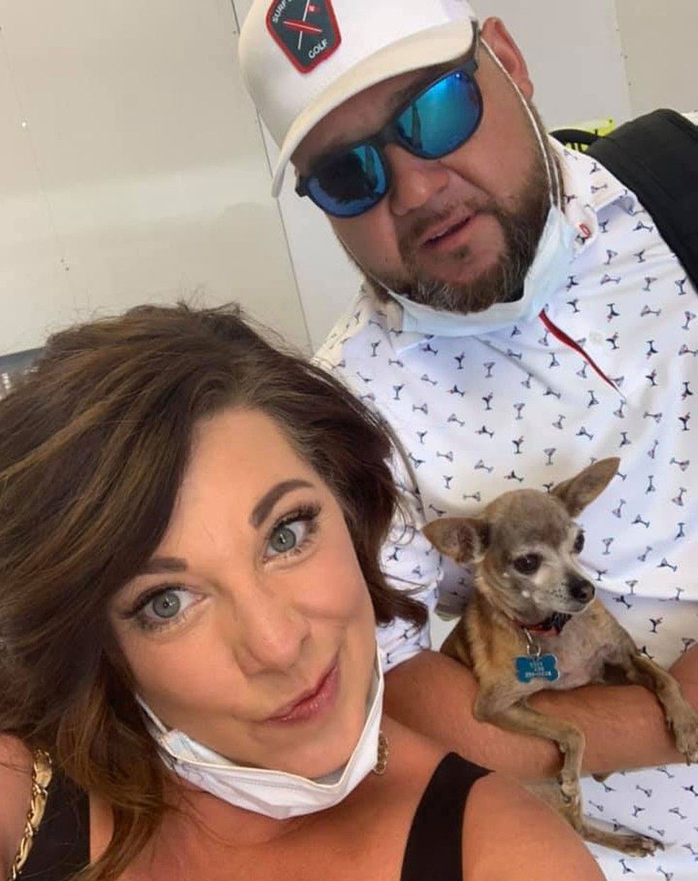 Jared Owens e sua mulher, Kristi, com a cachorrinha do casal, Icky, no aeroporto de Lubbock, no Texas — Foto: Reprodução/Facebook/Jared Owens