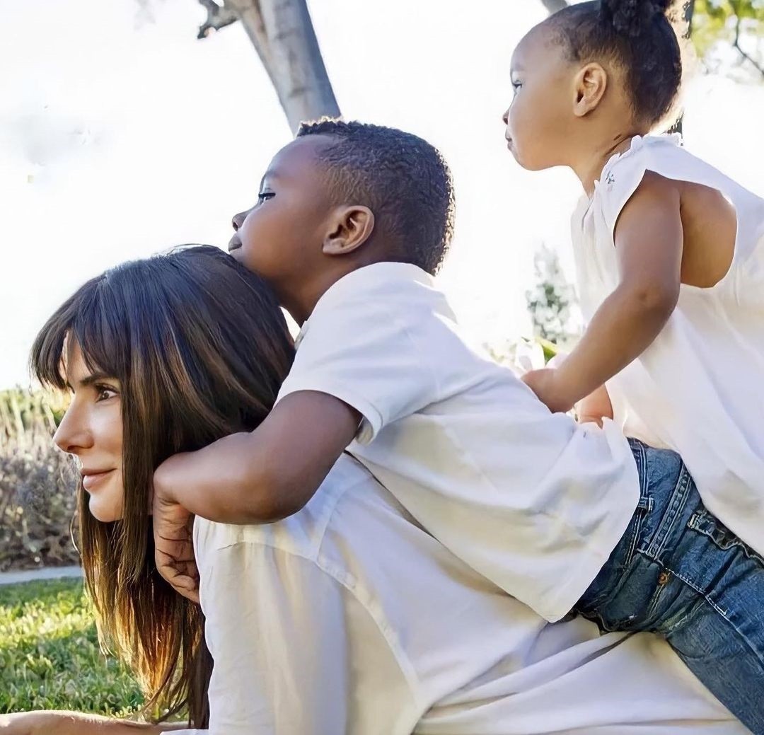 Sandra Bullock com os filhos (Foto: Reprodução/Instagram)