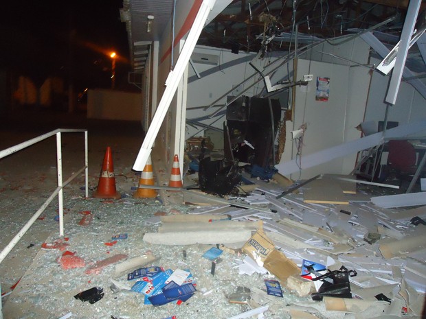 Caixas eletrônicos são explodidos em Camaçari e no interior (Foto: Naldinho Beira Rio Notícias / Divulgação)