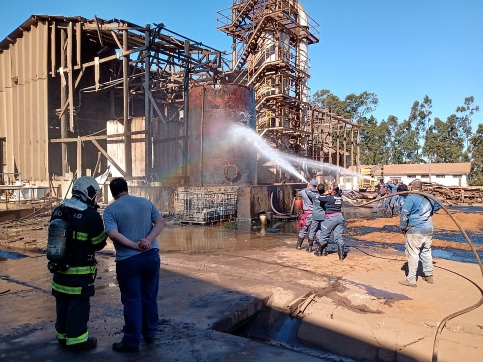 Tanque de 30 mil litros de &oacute;leo combust&iacute;vel explode em Batatais (SP) &mdash; Foto: Divulga&ccedil;&atilde;o / Bombeiros Civis de Batatais