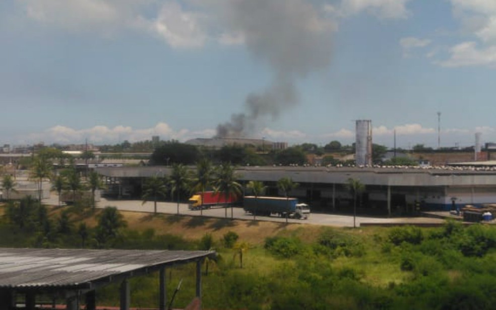 Incêndio atinge galpão de plástico no bairro de Pirajá — Foto: Daniel Nascimento/Arquivo Pessoal