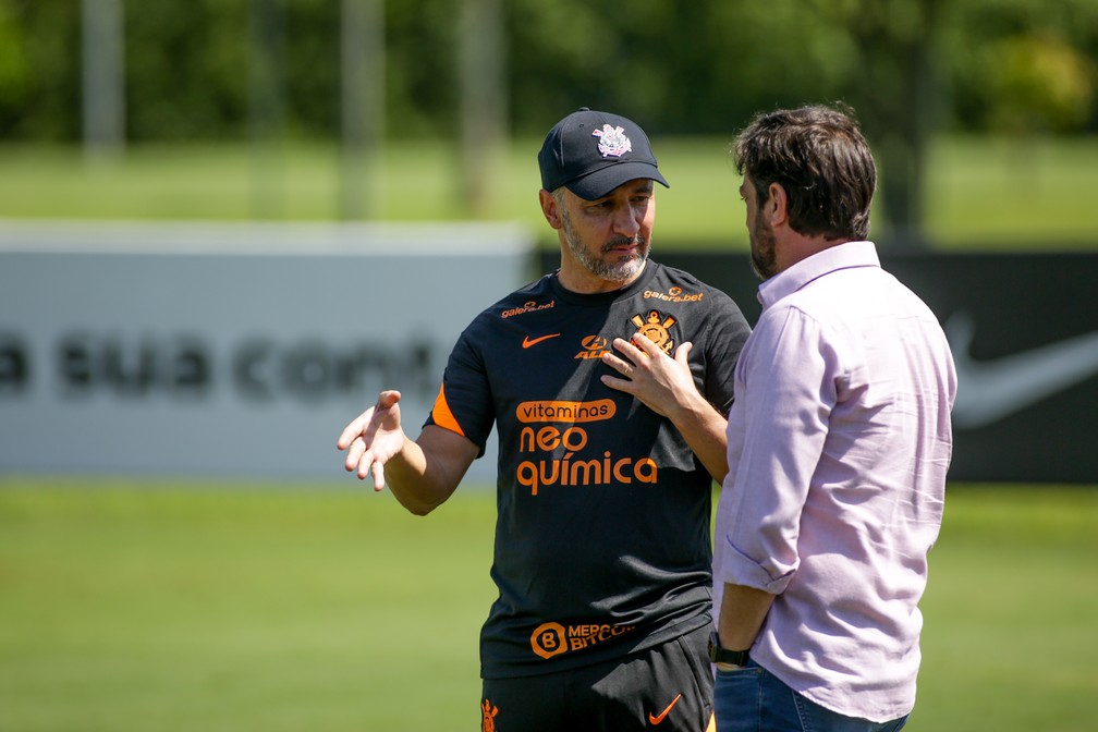 Vítor Pereira conversa com Duilio Monteiro Alves, presidente do Corinthians, em treino — Foto: Rodrigo Coca/Ag. Corinthians