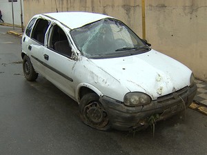 Os seis criminosos tentaram fugir, mas carro copotou (Foto: Reprodução/ TV Vanguarda)