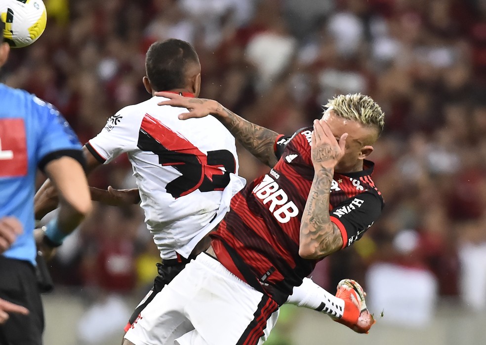 Everton Cebolinha, do Flamengo, é atingido no rosto por Léo Pereira, do Atlético-GO — Foto: André Durão
