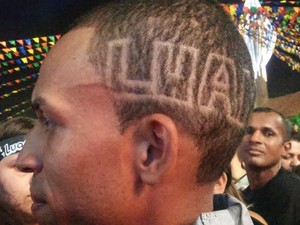 Fã raspou a cabeça com o nome Luan Santana no São João de Caruaru (Foto: Lafaete Vaz/G1)