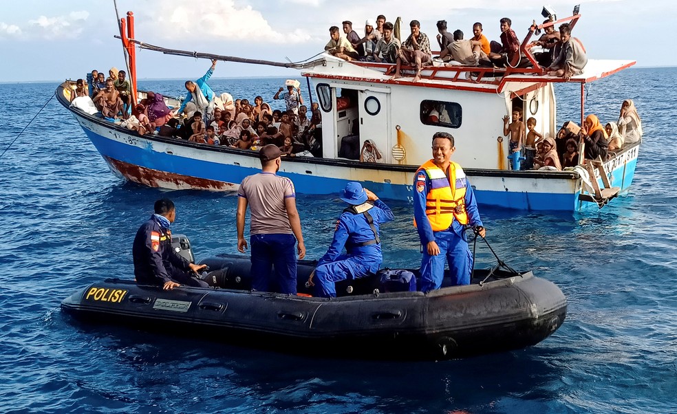 Imagem de 2023 mostra embarcação com refugiados rohingyas chegando na costa da Indonésia. — Foto: Antara Foto/Rahmad/via Reuters