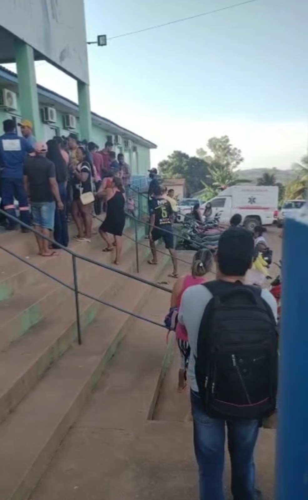 Unidade de saúde fica movimentada com a entrada de feridos por torre de transmissão que caiu no Pará. — Foto: Reprodução / TV Liberal