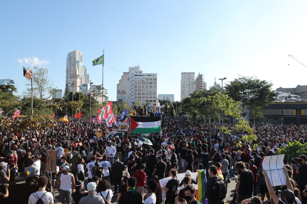Ato pró-democracia e contra o governo do presidente da República, Jair Bolsonaro (sem partido), no Largo da Batata, no bairro de Pinheiros, na Zona Oeste de São Paulo, neste domingo (7) — Foto: Daniel Teixeira/Estadão Conteúdo