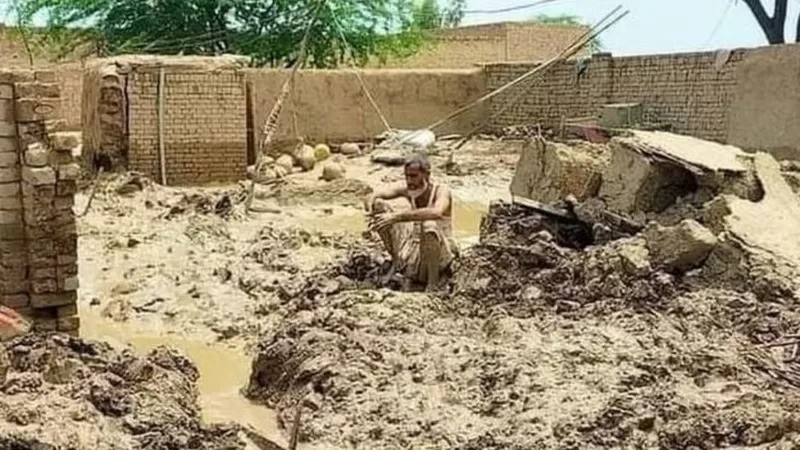Tariq diz que algumas vítimas das enchentes se sentem sozinhas e abandonadas pela falta de ajuda (Foto: MUHAMMAD AWAIS TARIQ via BBC)
