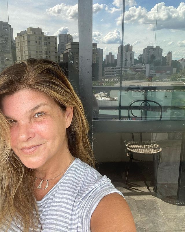 De "cara limpa", Cristiana Oliveira posa para selfie: "com a minha melhor companhia, eu mesma" (Foto: Reprodução/Instagram)