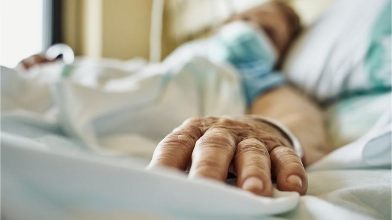 Há evidências crescentes de que infecção por ômicron representa risco menor de hospitalização (Foto: Getty Images via BBC News)
