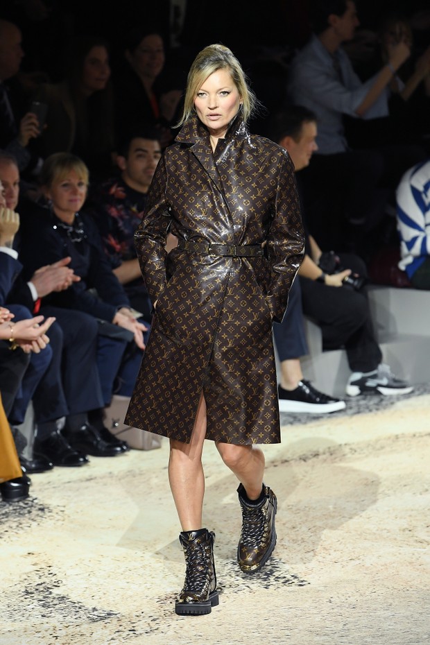 PARIS, FRANCE - JANUARY 18:  Kate Moss walks the runway during the Louis Vuitton Menswear Fall/Winter 2018-2019 show as part of Paris Fashion Week on January 18, 2018 in Paris, France.  (Photo by Dominique Charriau/WireImage) (Foto: WireImage)