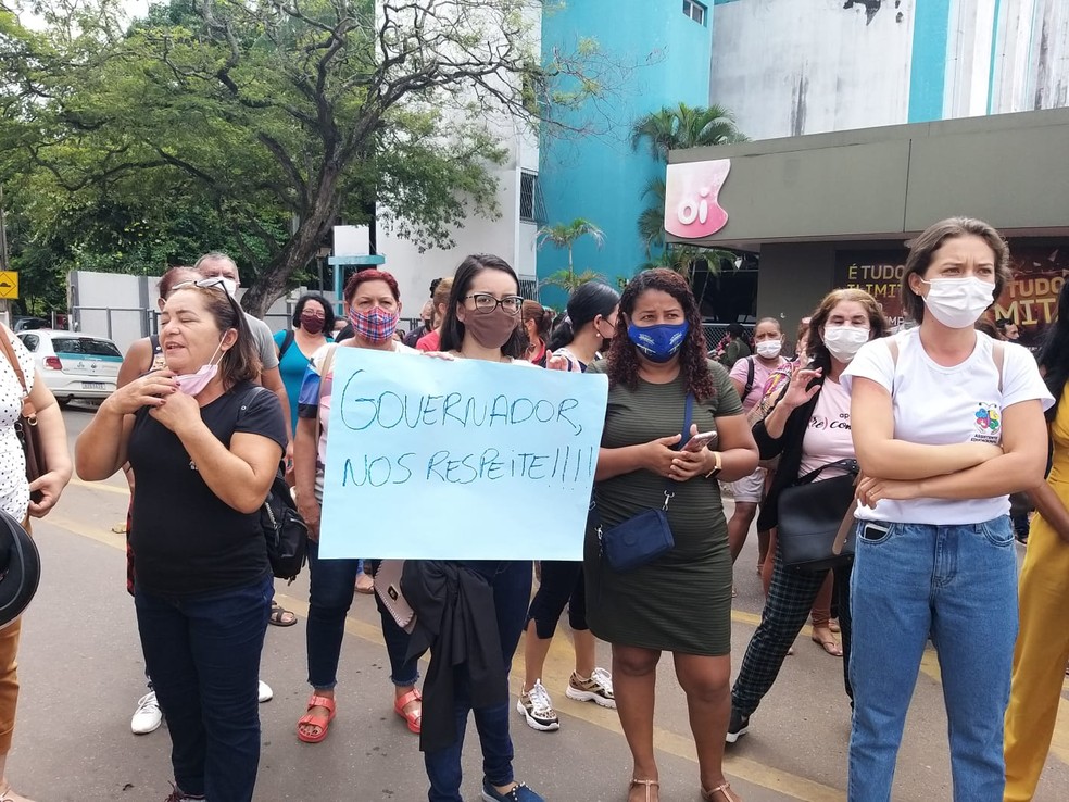 Com cartazes, grupo pediu abono salarial para todos os servidores da Educação do Acre — Foto: Eldérico Silva/Rede Amazônica