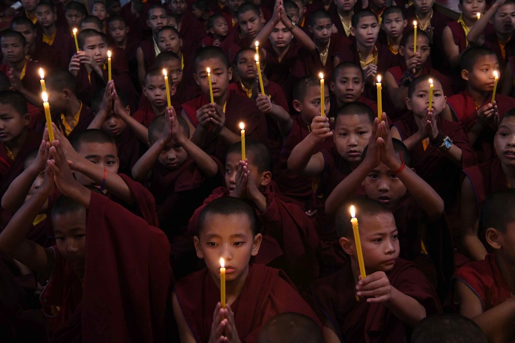 15 de fevereiro - Monges budistas fazem preces no mosteiro de Tergar em Bodhgaya, na Índia, um dia depois do ataque ao comboio paramilitar da Força de Polícia da Reserva Central (CRPF) na área de Lethpora, na Caxemira, onde pelo menos 44 pessoas morreram — Foto: Suman/AFP