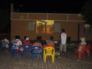 Público assiste à sessão em cineclube na cidade de Heliópolis, BA (Foto: União de Cineclubes da Bahia/Divulgação)