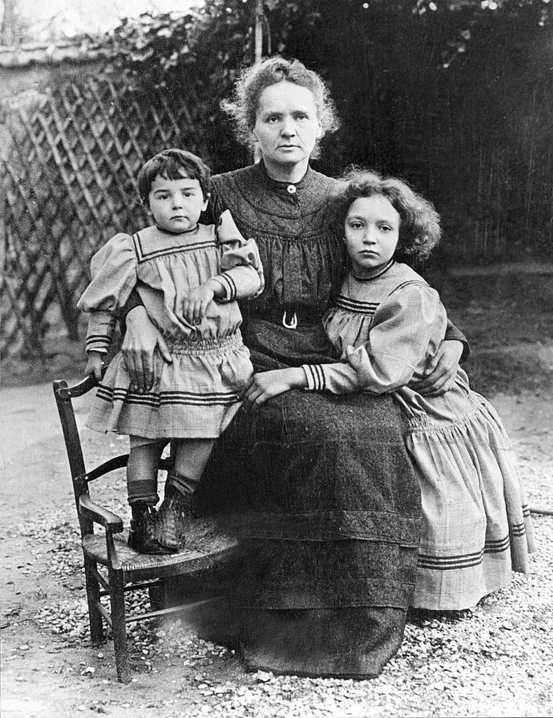 BBC Marie Curie com as filhas — Irene nasceu em 1897, e Eve em 1904 (Foto: AFP/Getty Images via BBC)
