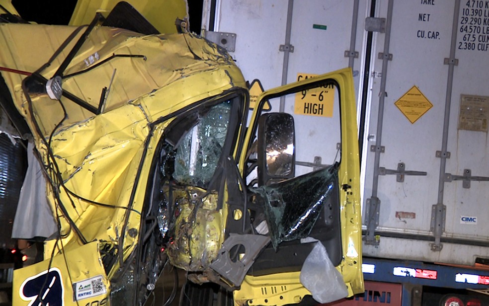 Acidente deixa cabine de caminhão destruída e motorista sai ileso na Rodovia Dom Pedro I, em