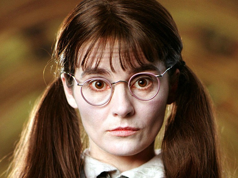 Murta Que Geme, fantasma da saga 'Harry Potter', tem eterna aparência de 13 anos de idade. Mas Shirley Henderson, sua intérprete no cinema, no primeiro filme em que aparece, Harry Potter e a Câmara Secreta (2002), já  tinha 37 anos. (Foto: Divulgação)
