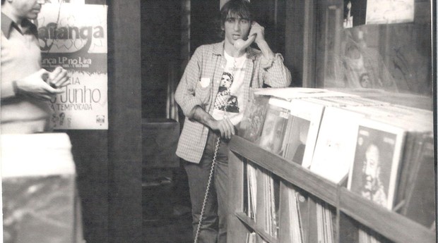 Luiz Calanca na loja, nos anos 1980. Empreendedor não desistiu do vinil mesmo com a onda dos CDs e inovação do streaming (Foto: Acervo/Baratos Afins)