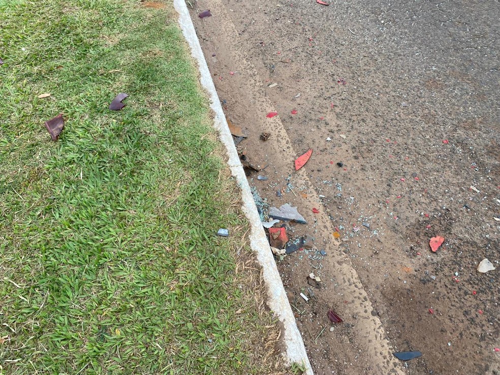 Destroços da motociclista no local do acidente  — Foto: José Pereira
