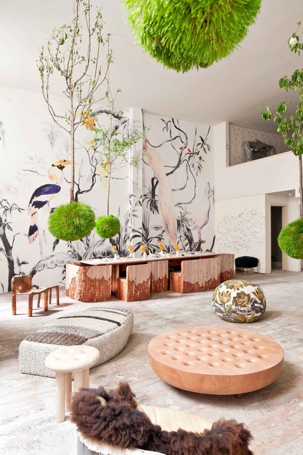 Décor do dia: sala de estar escura na tendência urban jungle - Casa Vogue