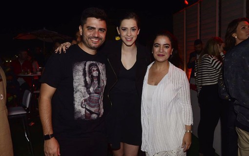 Murilo Almeida, coordenador de marketing digital Nissan Brasil, e Maria Eugenia santiago, diretora de PR Nissan América Latina, posam com Sophia Abrahão.