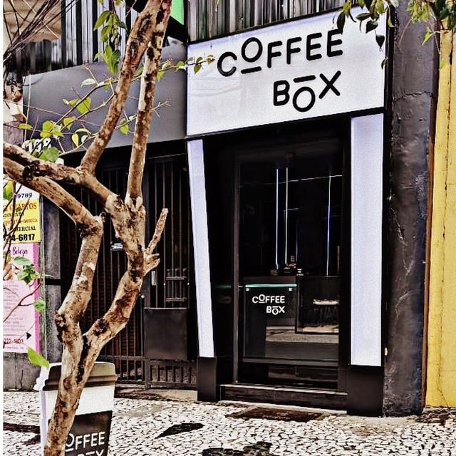Fachada da minicafeteria CoffeeBox, em Curitiba (Foto: Reprodução / Instagram / @coffeeboxcafeteria)