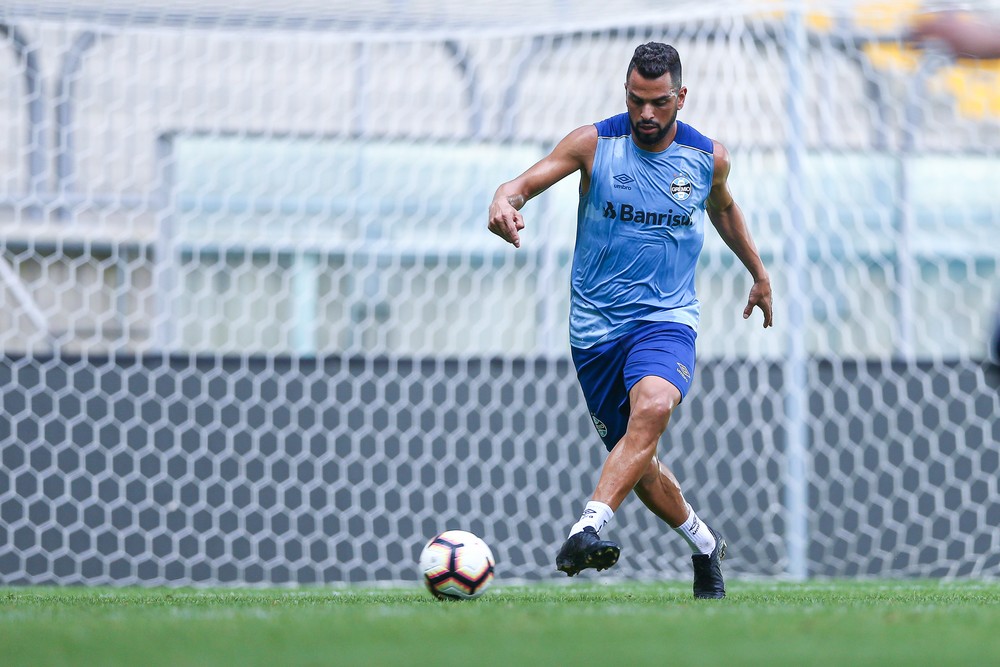 Grêmio confirma cirurgia de Maicon após o retorno das férias