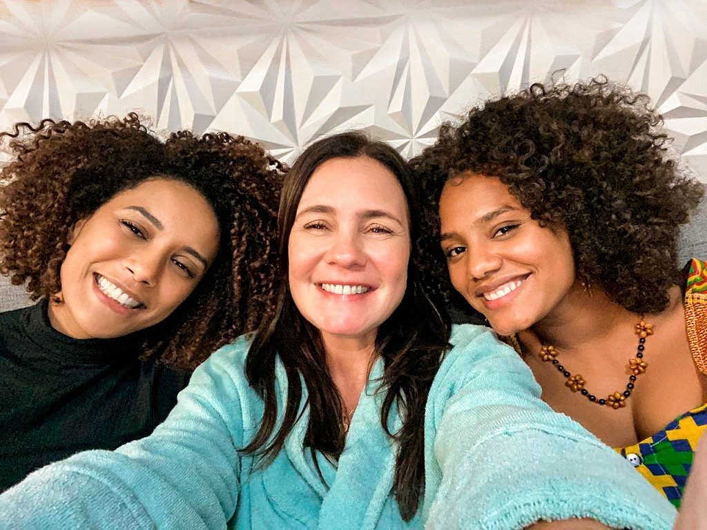 Taís Araújo com Adriana Esteves e Jessica Ellen, nos bastidores de Amor de Mãe (Foto: Reprodução/Instagram)