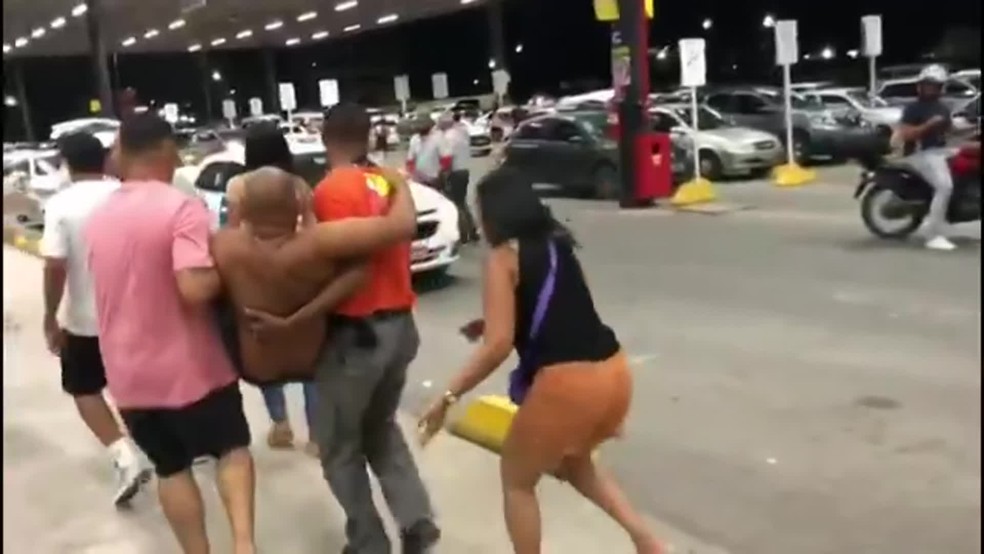Homem leva tiro dentro de supermercado e é socorrido em Jaboatão dos Guararapes — Foto: Reprodução/WhatsApp