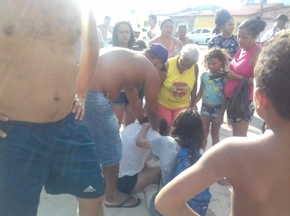 Parente do rapaz que morreu afogado na Praia do Sobral passa mal após confirmação do óbito — Foto: Nathaly Correia/G1