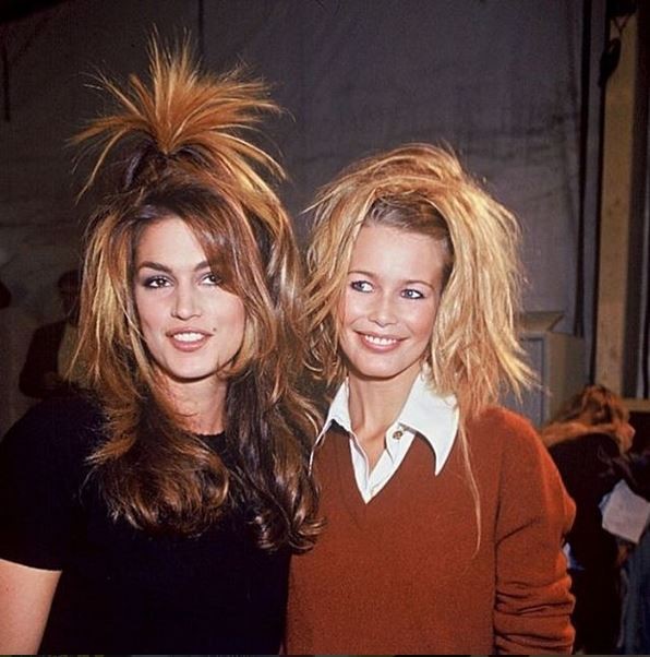 Cindy Crawford e Claudia Schiffer no backstage da Chanel, em 1994 (Foto: Instagram/Reprodução)