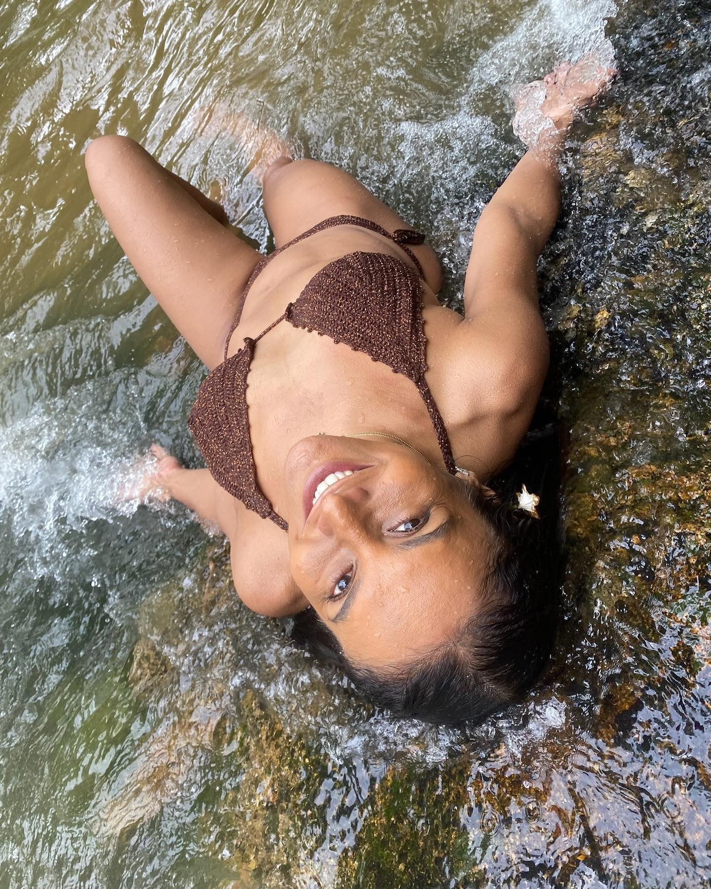 Dira Paes posa de biquíni de crochê em banho de rio (Foto: Reprodução/Instagram)