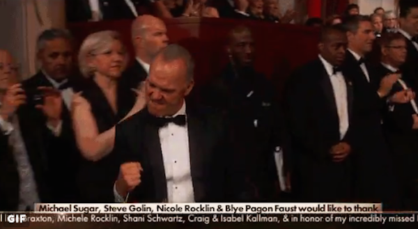 Michael Keaton comemora a vitória de 'Spotlight' (Foto: Reprodução)
