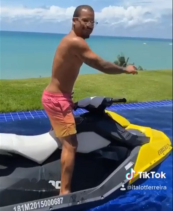 Entediado Com Quarentena Italo Ferreira Anda De Jet Ski Na Piscina De Casa Coronavirus Ge