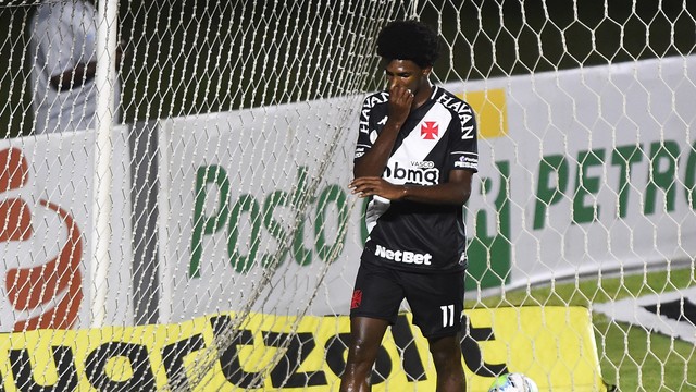 Talles Magno em ação na partida entre Vasco e Coritiba