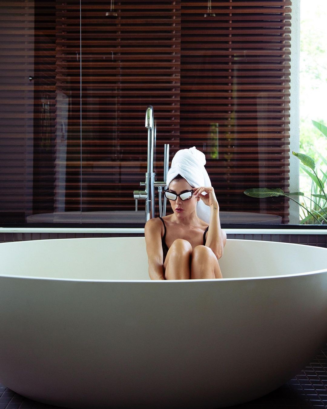 Deborah Secco posa na banheira e celebra: ''Férias mode on'' (Foto: Reprodução/Instagram)